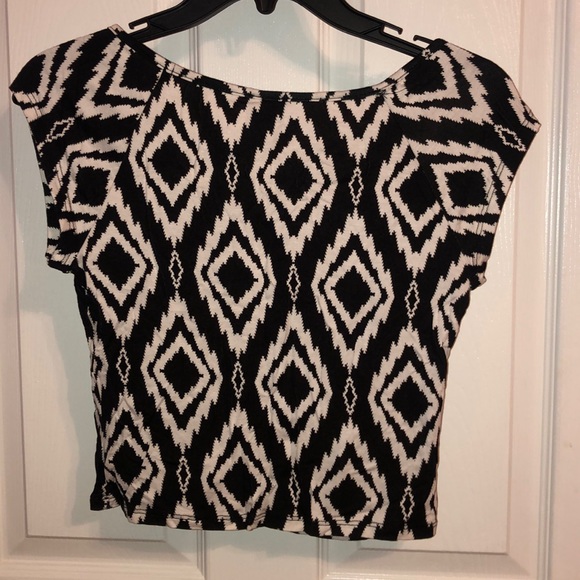 Large Black and White Crop Top - New with Tags - Picture 2 of 2